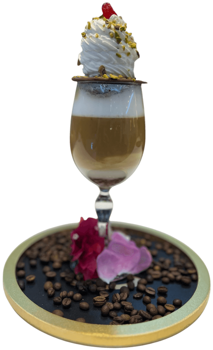 Le café signature du The 21, coiffé de chantilly et de pistaches