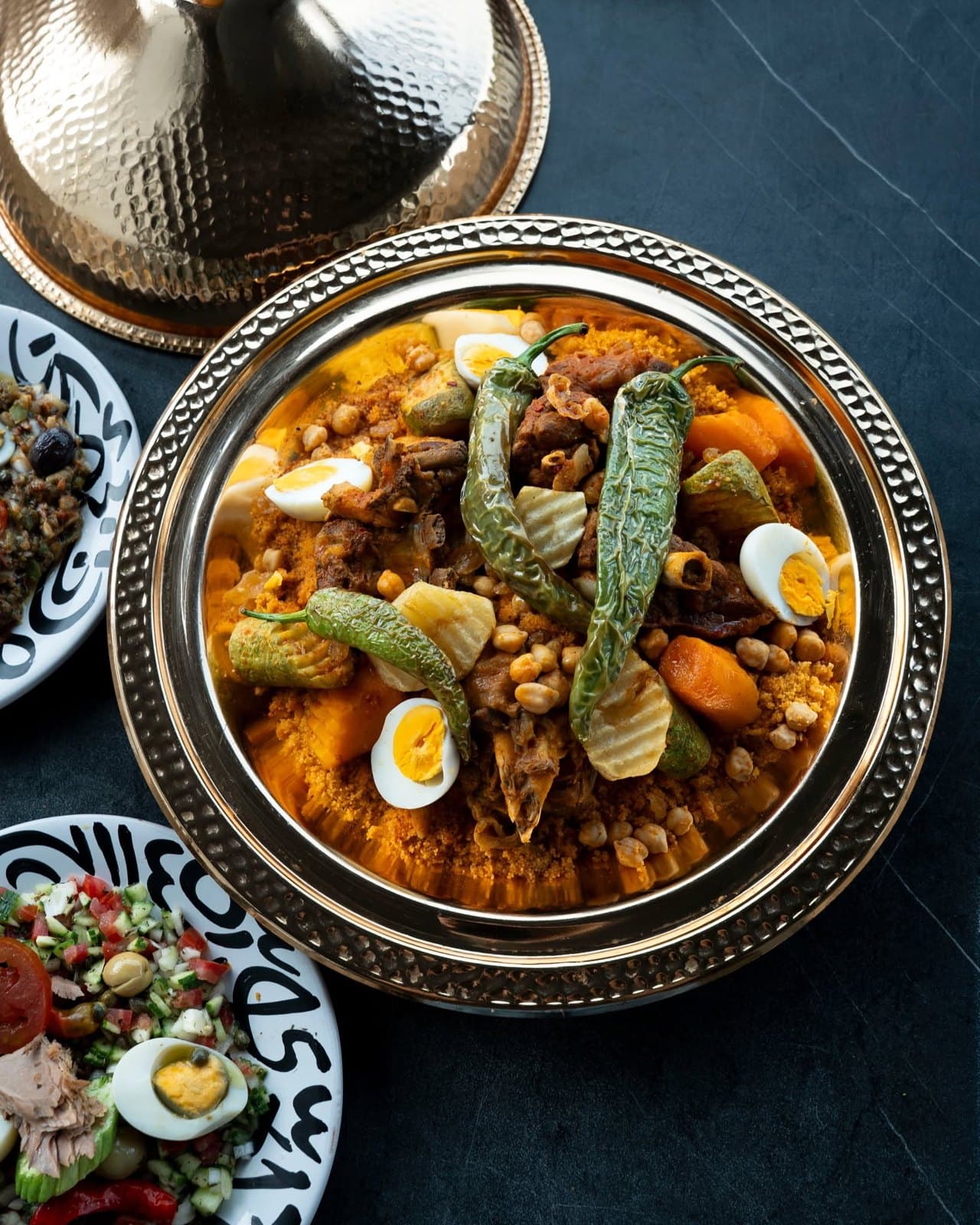 Plat mijoté de viande, légumes et pois chiches, garni d’un œuf