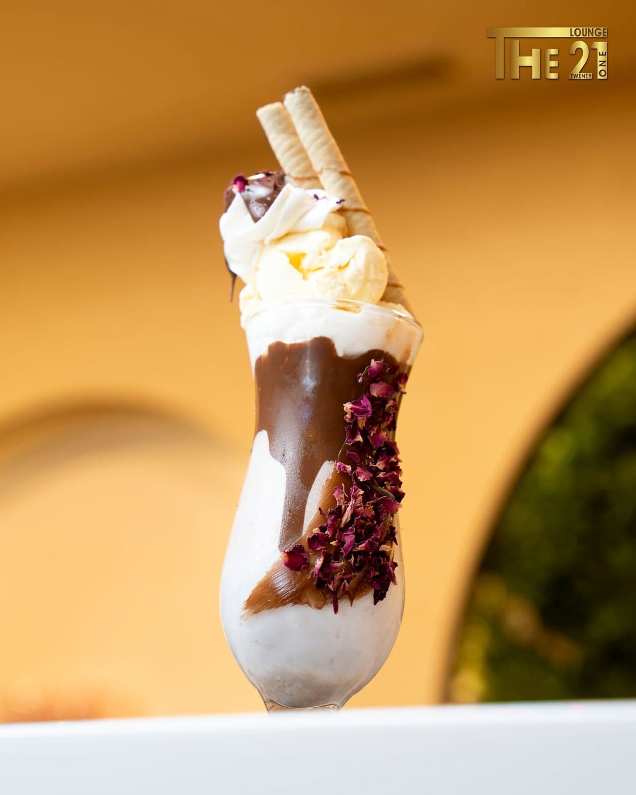 Milkshake au chocolat coiffé de chantilly, de gaufrettes et de fruits rouges